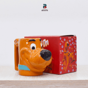 Mug Scooby-Doo 3D de cerámica esmaltada junto a caja roja ilustrada; vista tres cuartos, nariz en relieve y collar azul.