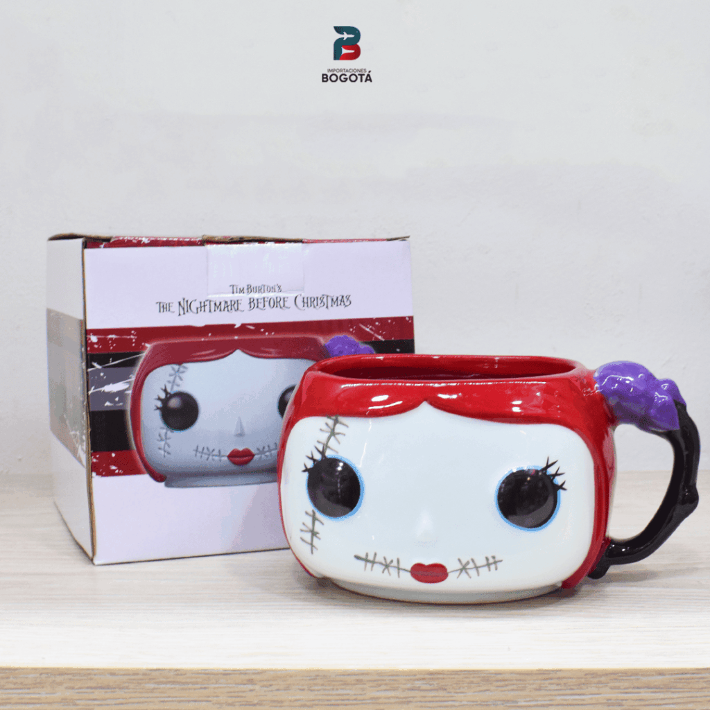 Mug cabeza Sally 3D en cerámica, cabello rojo y costuras, asa negra con lazo morado