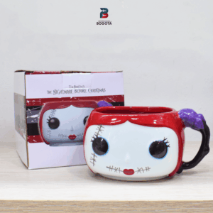 Mug cabeza Sally 3D en cerámica, cabello rojo y costuras, asa negra con lazo morado