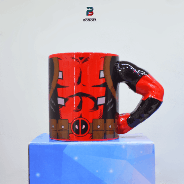 Mug de deadpool de porcelana con diseño del torso de Deadpool, personaje de Marvel, ideal para coleccionistas y fans de los superhéroes