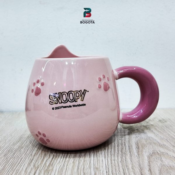 Parte trasera del Mug Snoopy Rosa con huellas y logo SNOOPY ©2023, asa rosa