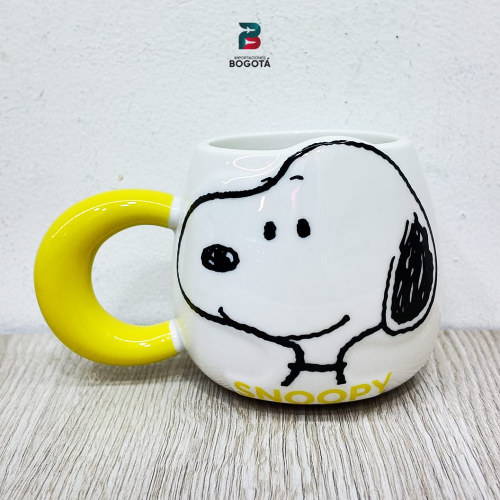 Mug Snoopy Amarillo en cerámica blanca con asa amarilla y rostro minimalista en negro