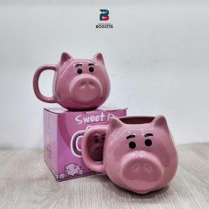 Mug Hamm Toy Story 3D de cerámica rosa con hocico y orejas en relieve, asa lateral y caja rosa ilustrada.