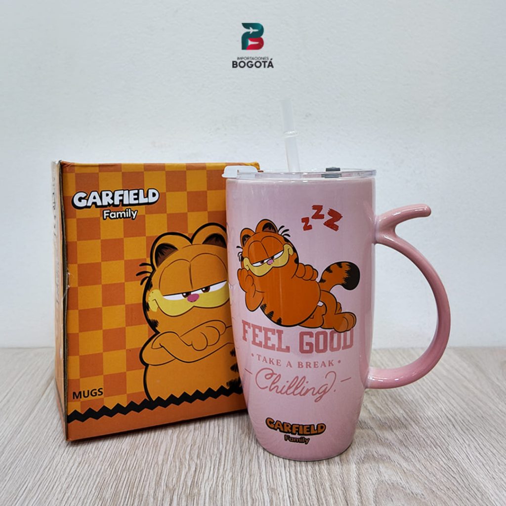 Mug Garfield rosa con tapa transparente y pitillo; Garfield dormido, texto “FEEL GOOD – Take a break – Chilling!”, asa en forma de cola.