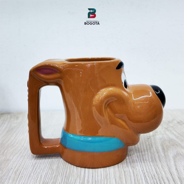 Mug Scooby-Doo 3D perfil izquierdo; asa rectangular integrada y collar azul.