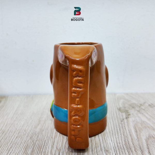 Parte trasera del Mug Scooby-Doo 3D con “Ruh-Roh!” en relieve sobre el asa.