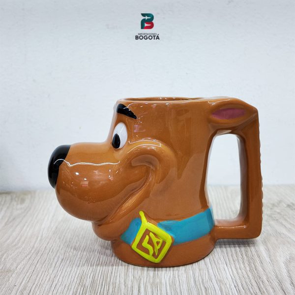 Mug Scooby-Doo 3D perfil derecho con insignia SD en el collar azul.
