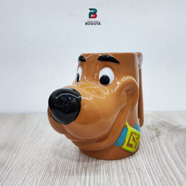 Vista tres cuartos derecha del Mug Scooby-Doo 3D con sonrisa y nariz brillante.