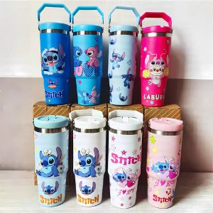 Termo Stitch 1200 ml tipo Stanley con asa superior y tapa deslizante en varios diseños | Importaciones Bogotá Título: Termo Stitch 1200 ml con asa y tapa deslizante Leyenda: Colección de termos Stitch 1200 ml con asa superior abatible (según diseño), tapa deslizante y cuerpo m