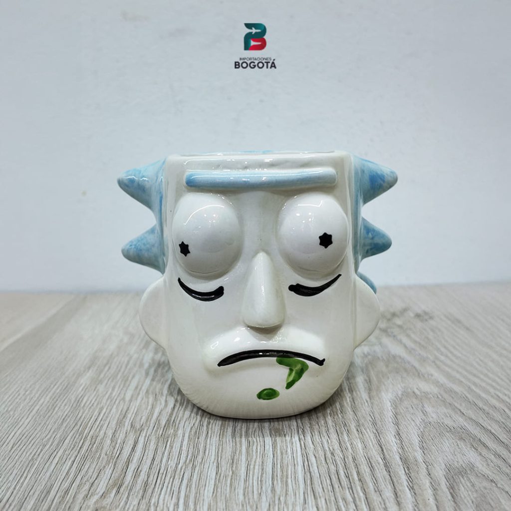 Mug 3D de Rick and Morty en cerámica, vista frontal con detalles en relieve.