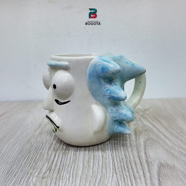 Taza 3D Rick and Morty en cerámica, perfil izquierdo con asa visible.
