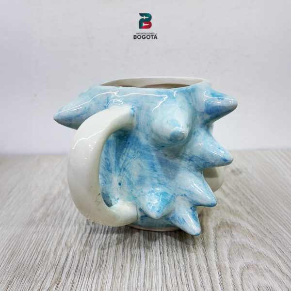 Parte trasera del Mug 3D Rick con cabello azul en púas y asa blanca.