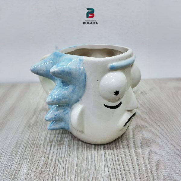 Taza de Rick and Morty 3D en cerámica, perfil derecho con relieve.