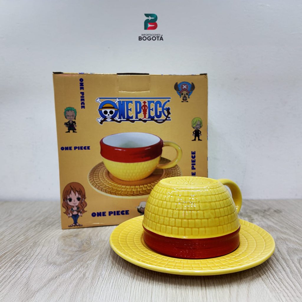 Set de taza y platillo One Piece con diseño 3D del Sombrero de Paja de Luffy.