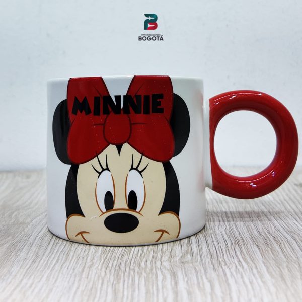 Mug Minnie Rojo de cerámica blanca con lazo y asa rojos, rostro de Minnie Mouse al frente