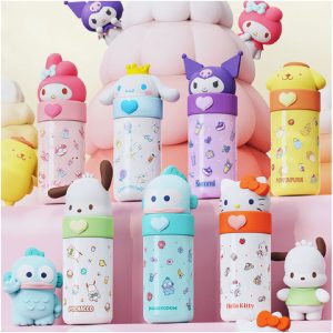 Termo Sanrio 350 ml con tapa abatible y diseños 3D de Hello Kitty, My Melody, Kuromi, Cinnamoroll, Pompompurin, Pochacco y Hangyodon | Importaciones Bogotá