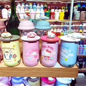 Termo Sanrio 380 ml con tapa abatible y figura 3D de Hello Kitty, My Melody, Cinnamoroll y Pompompurin | Importaciones Bogotá