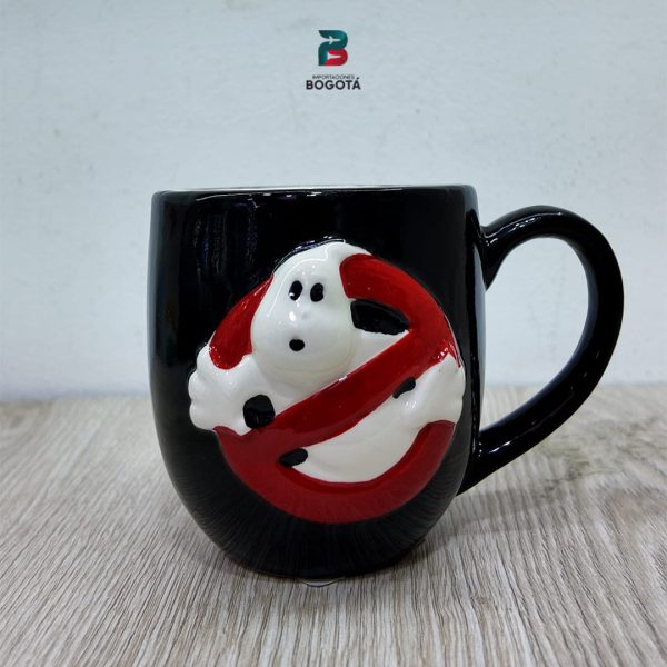 Mug Ghostbusters 3D negro — detalle frontal del logo No Ghost en relieve | Importaciones Bogotá