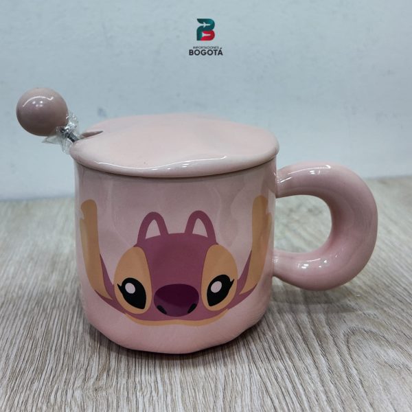 Mug Angela Stitch rosa con tapa y cucharita — cerámica brillante | Importaciones Bogotá