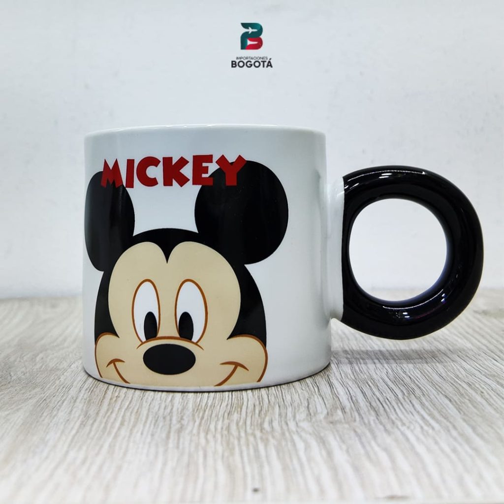 Mug Mickey Negro de cerámica blanca con asa negra y rostro de Mickey Mouse; texto “MICKEY” en rojo.