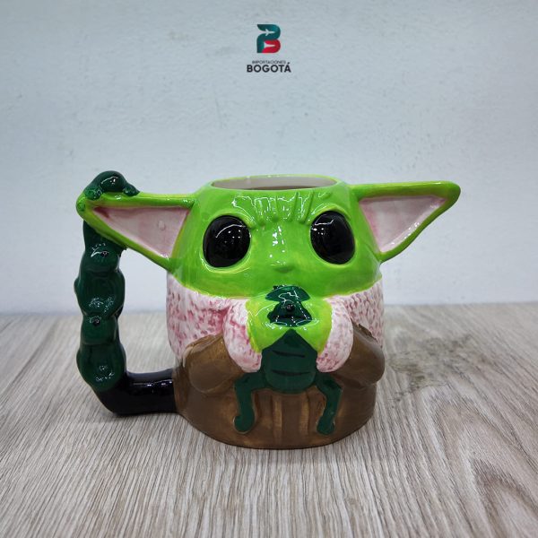 Mug Grogu 3D — detalle frontal con rana y orejas en relieve | Importaciones Bogotá
