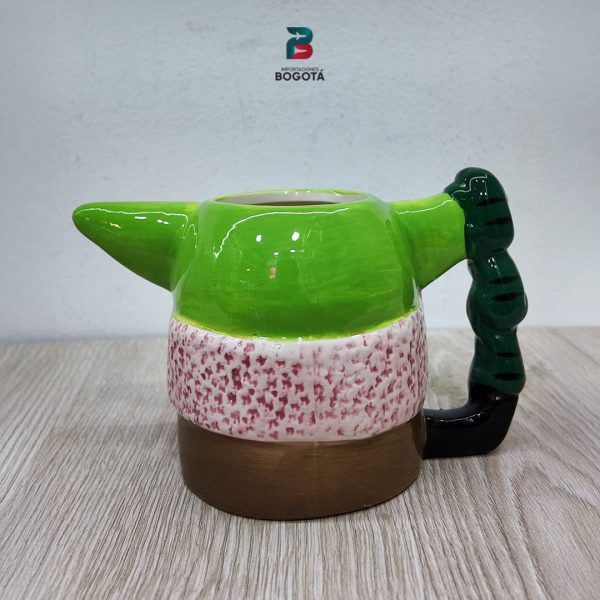 Mug Grogu 3D — vista posterior con asa verde texturizada | Importaciones Bogotá