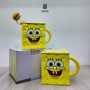 Mug Bob Esponja cuadrado con tapa y cucharita — cerámica amarilla con relieve | Importaciones Bogotá
