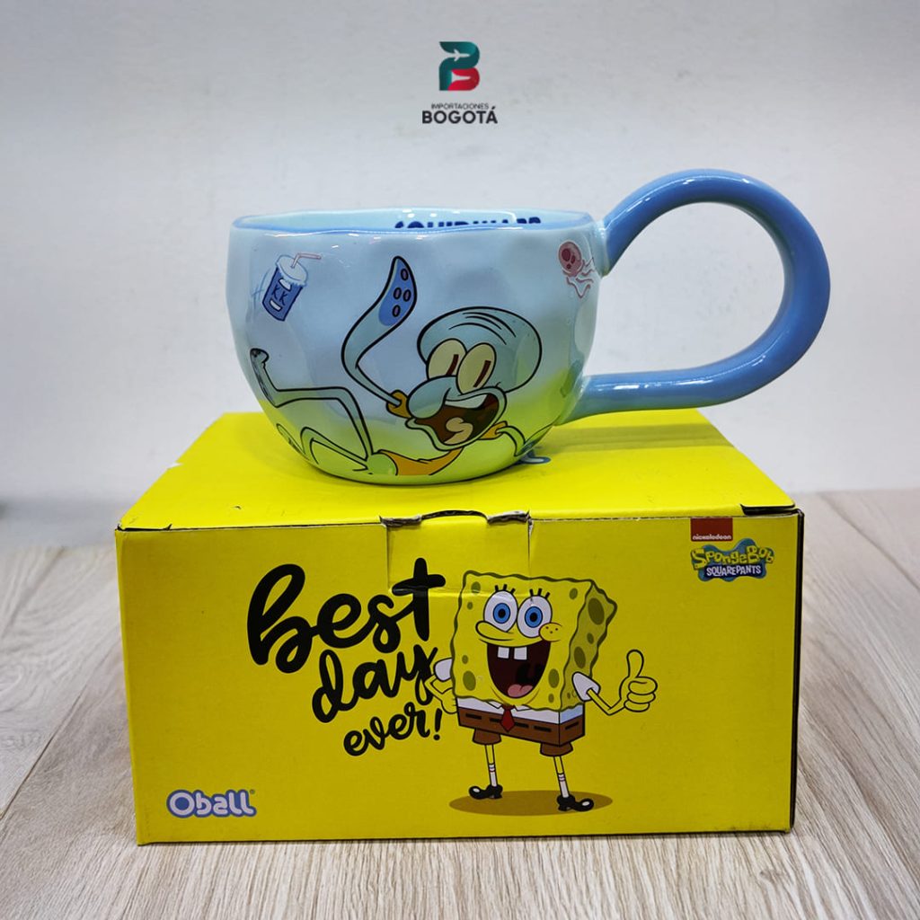 mug Calamardo de cerámica azul sobre caja amarilla temática de Bob Esponja