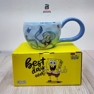 mug Calamardo de cerámica azul sobre caja amarilla temática de Bob Esponja