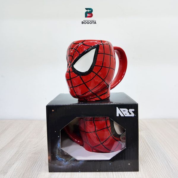 Mug Spider-Man 3D — ángulo tres cuartos con relieve de telaraña | Importaciones Bogotá