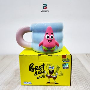 Mug imantado de Patricio Estrella – taza azul con asa rosa y mini figura de Patricio magnética, caja amarilla de Bob Esponja.