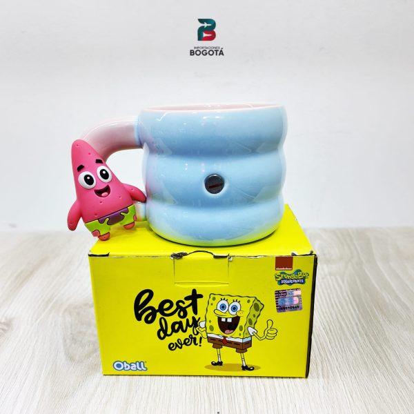 Mug Patricio Estrella imantado: taza azul con asa rosa y mini figura magnética; vista lateral con punto de imán y caja amarilla de Bob Esponja.