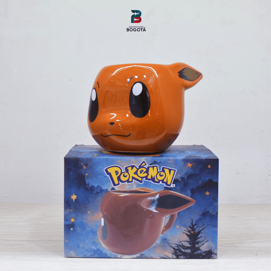 mug Eevee de cerámica en forma de cabeza sobre caja ilustrada de Pokémon