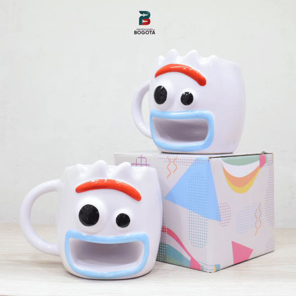 Mug Forky 3D Toy Story — cerámica blanca con ceja roja y boca azul en relieve | Importaciones Bogotá