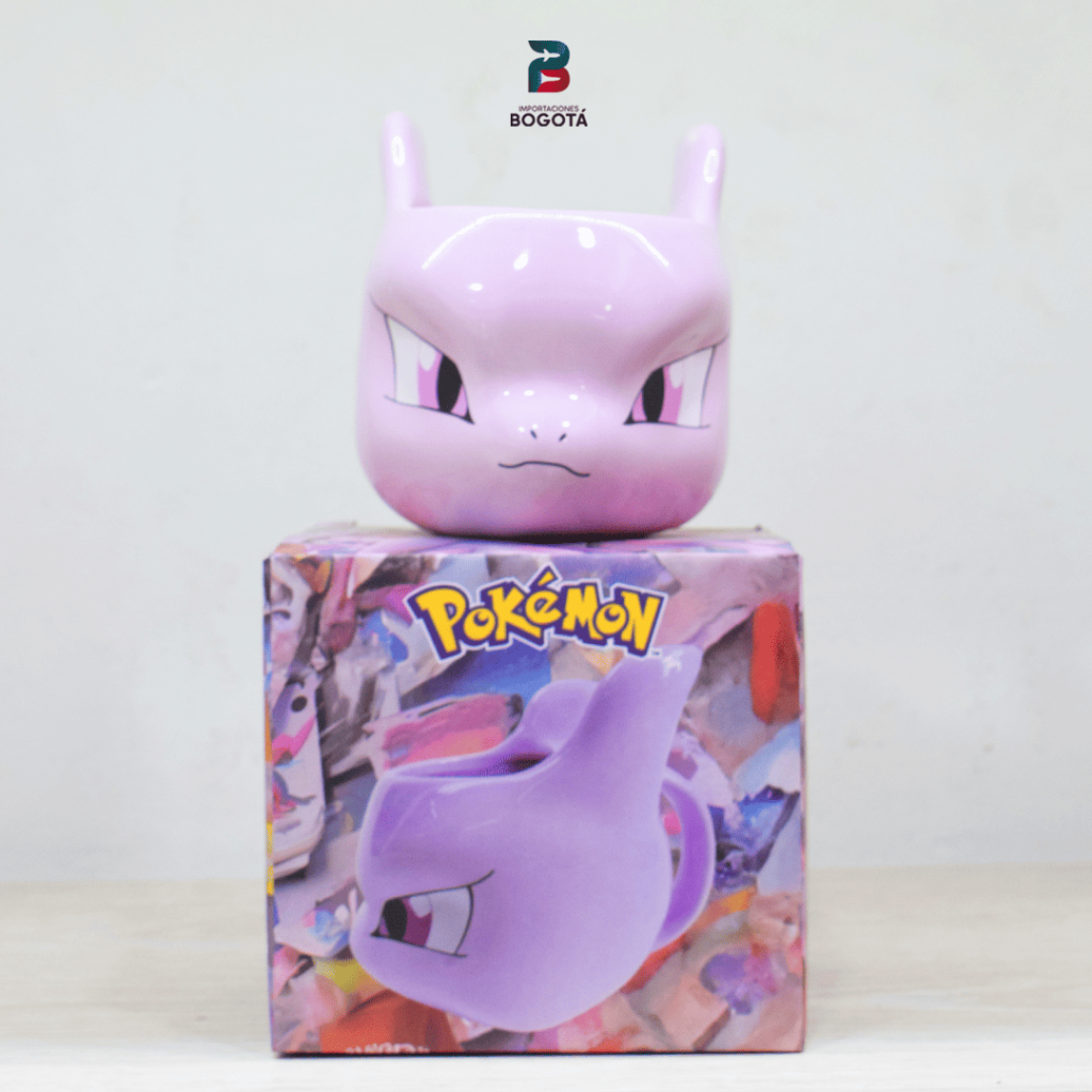 Mug Mewtwo 3D Pokémon — cerámica lila con acabado brillante | Importaciones Bogotá