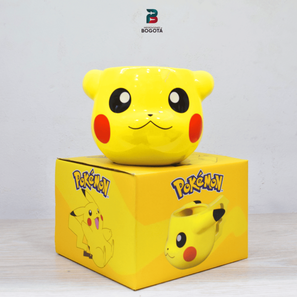 Mug Pikachu 3D Pokémon — cerámica amarilla con acabado brillante | Importaciones Bogotá