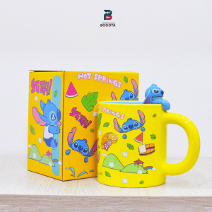 Mug Stitch amarillo decorado – Lilo & Stitch con mini figura 3D en el borde | Importaciones Bogotá