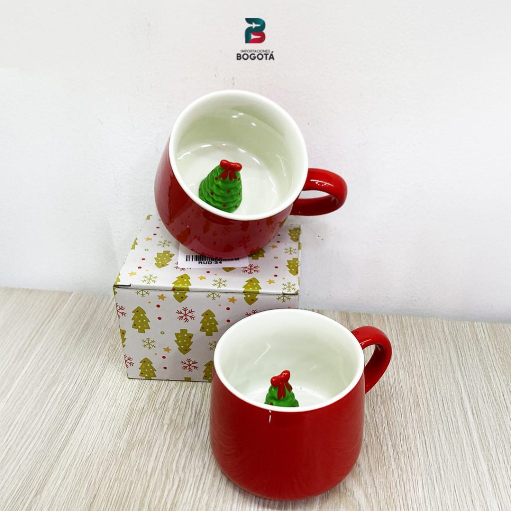 Mug navideño con árbol en el interior de cerámica roja