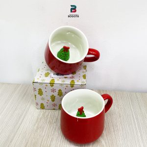 Mug navideño con árbol en el interior de cerámica roja