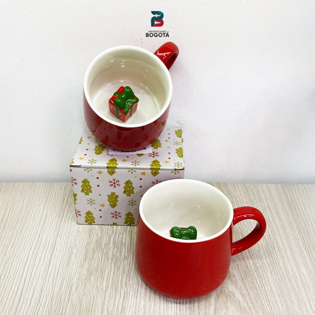 Mug navideño con regalo en el interior de cerámica roja