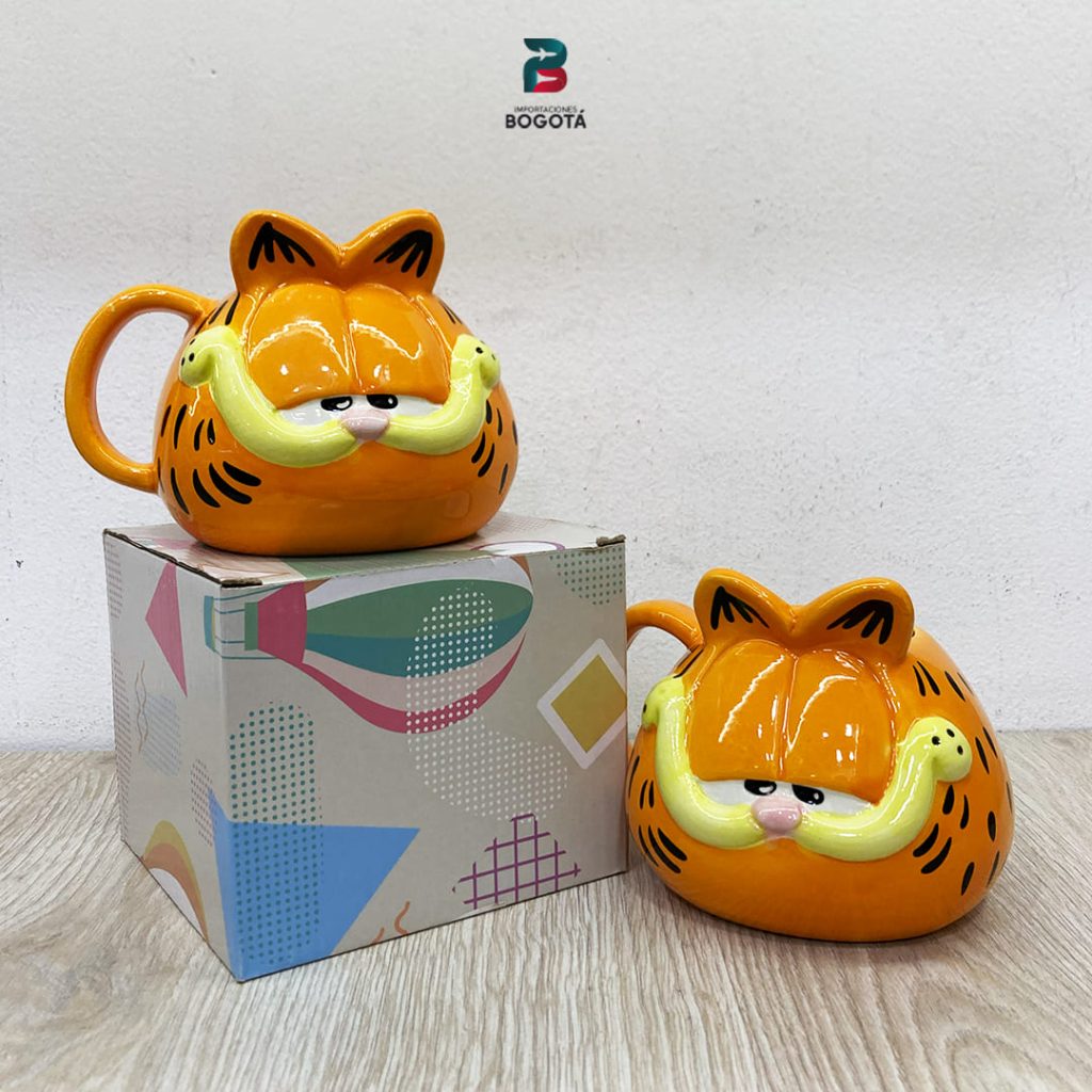 Mug Garfield 3D de cerámica con forma de rostro sobre caja decorativa