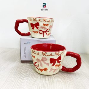 Mug de moños rojos y rosados con interior rojo brillante