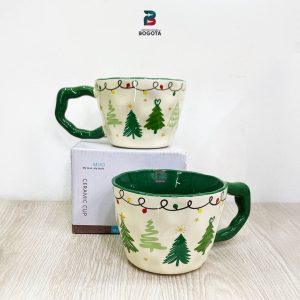 Mug navideño con diseño de árboles y asa verde