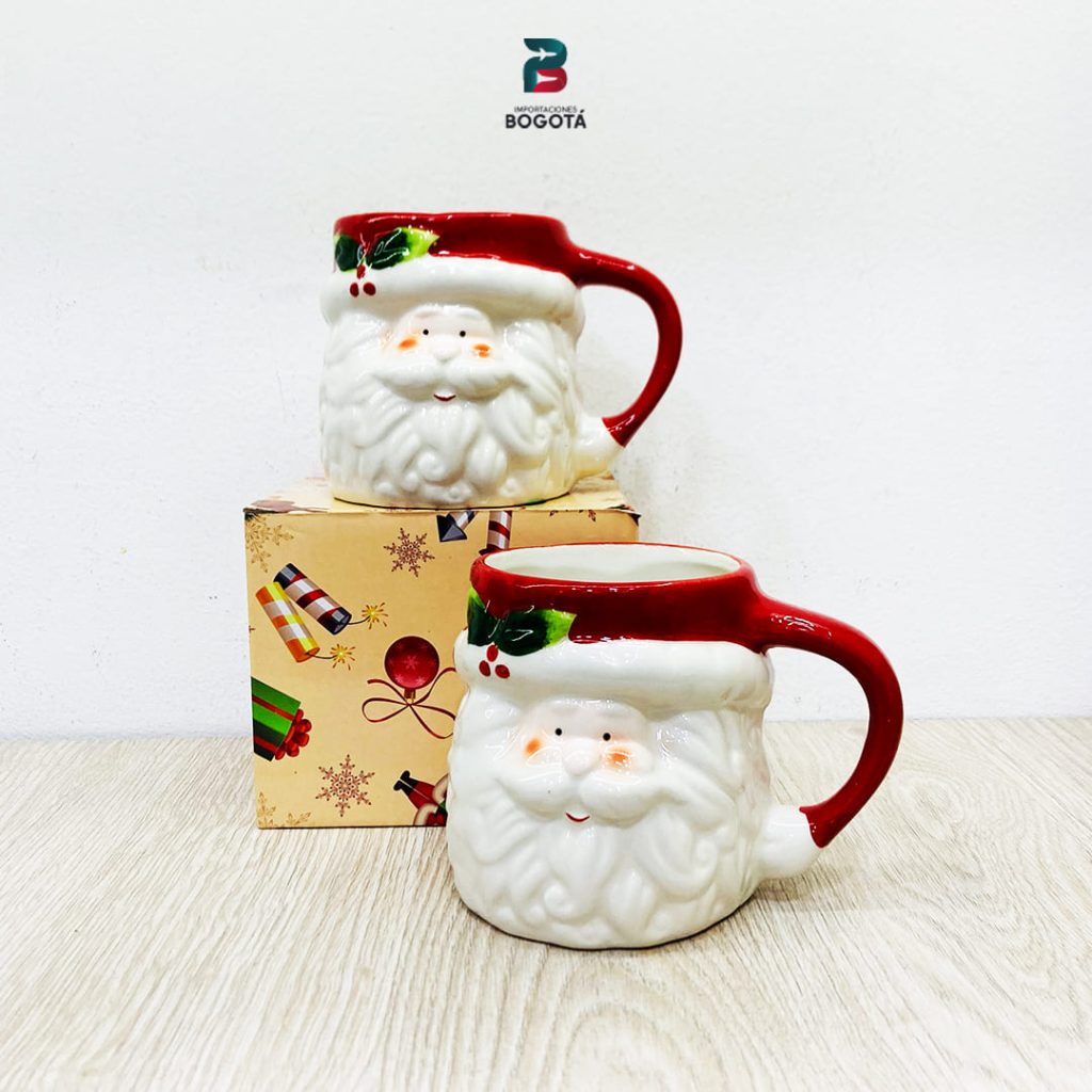 Taza navideña de cerámica con diseño 3D del rostro de Papá Noel decorado con hojas de acebo