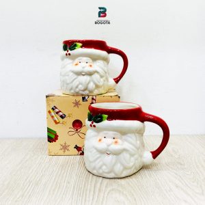 Taza navideña de cerámica con diseño 3D del rostro de Papá Noel decorado con hojas de acebo