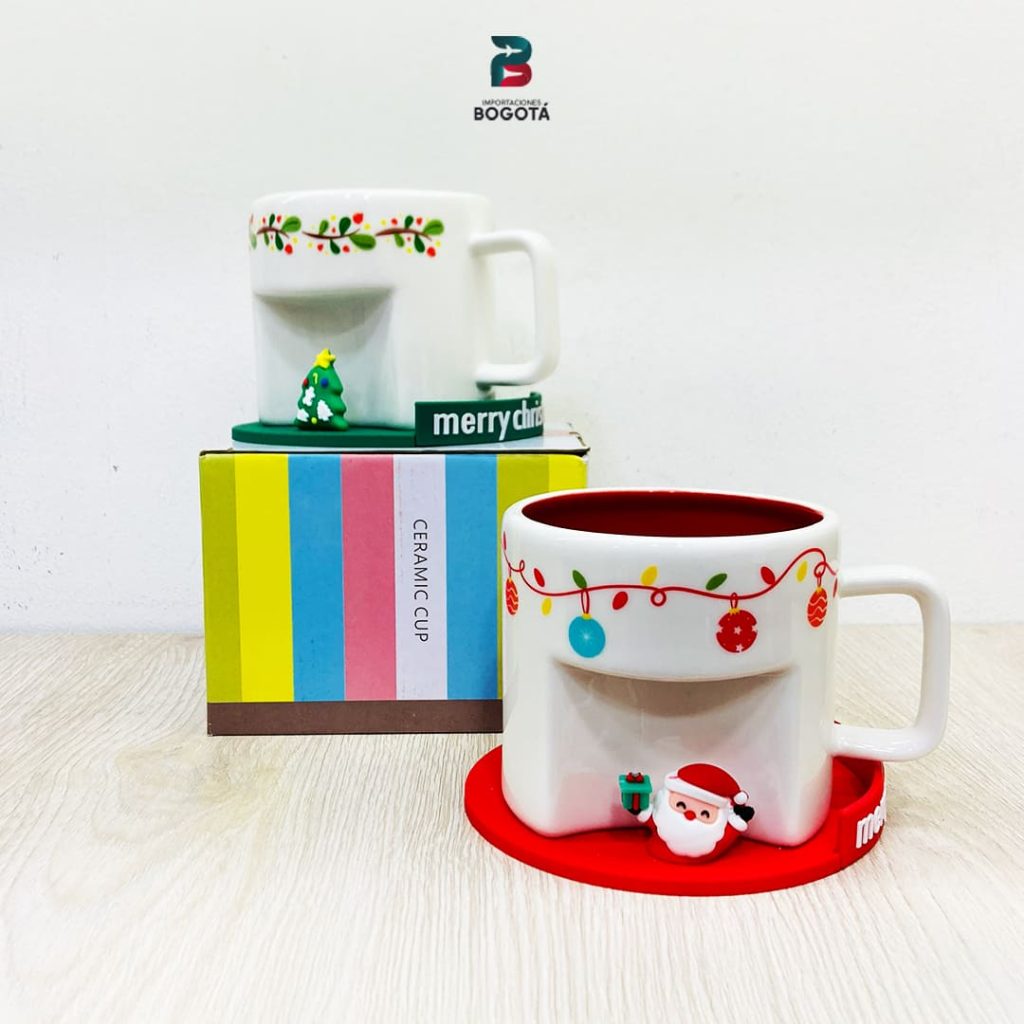 Taza navideña de cerámica con figuras en relieve de Papá Noel o Árbol de Navidad sobre bases decorativas en rojo y verde